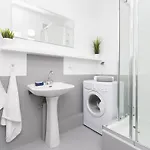 Rooms4less بيت ضيافة *